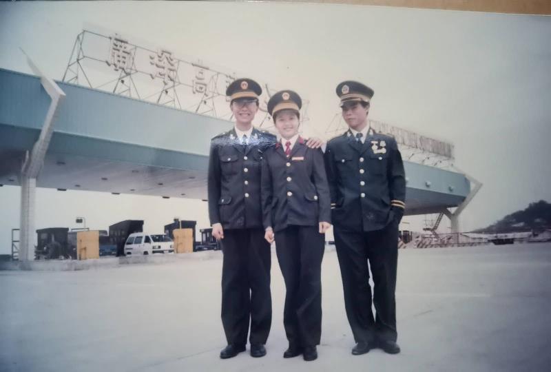 《我們都是深圳人》系列之：廣深高速張芹_fororder_1994年拍攝于皇崗收費站(中間為張芹)。拍攝者：廣莘軒
