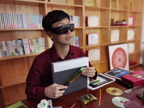 科学家不再“高冷” 直播间带你做实验 北下关科学实验室精彩纷呈