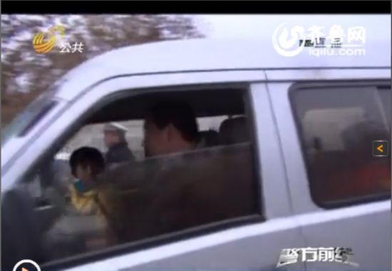 山東德州交警查獲兩輛超載黑校車 超員3倍多