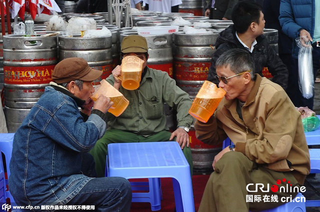 越南举办啤酒节 民众免费开怀畅饮