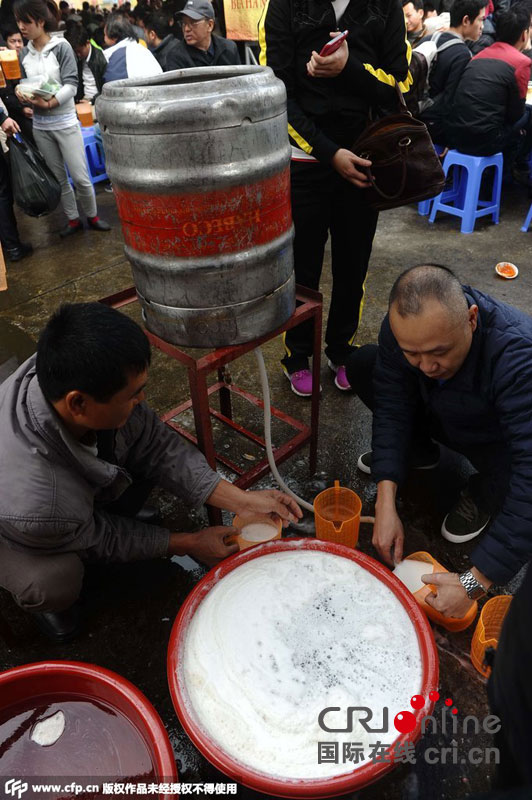 越南举办啤酒节 民众免费开怀畅饮