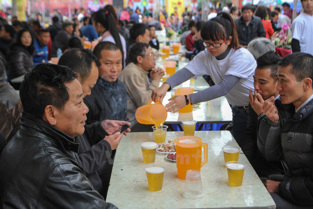 越南举办啤酒节 民众免费开怀畅饮