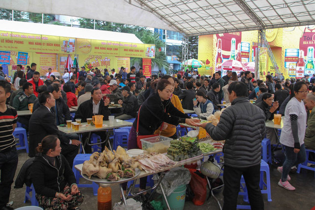 越南举办啤酒节 民众免费开怀畅饮