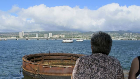 美低调纪念珍珠港事件73周年 民众向死者敬献花圈