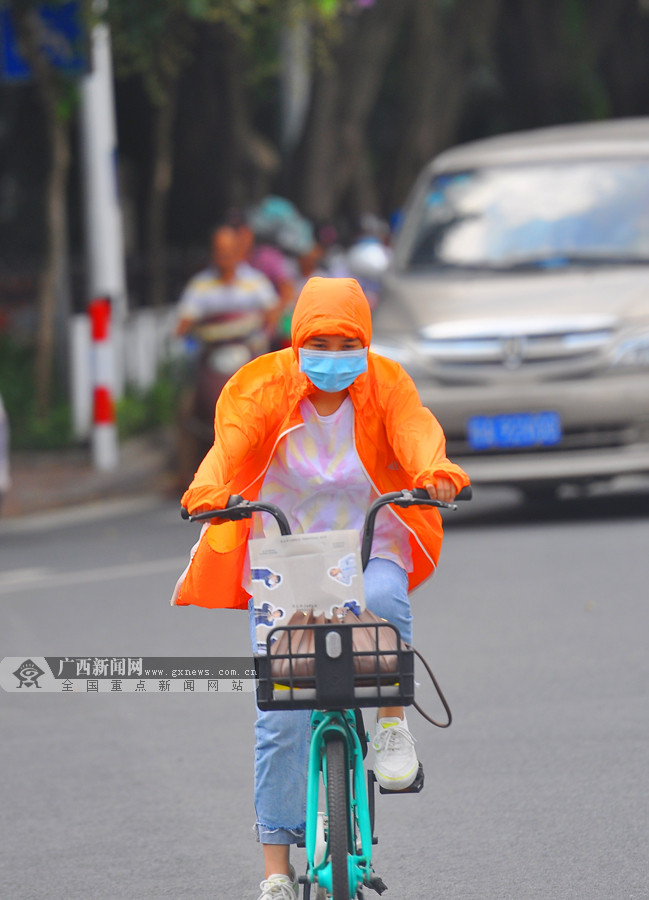 酷熱難耐 南寧市民防曬神器避暑妙招五花八門(圖)