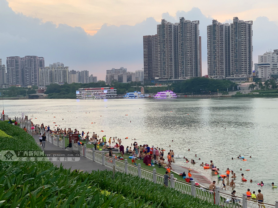 酷熱難耐 南寧市民防曬神器避暑妙招五花八門(圖)