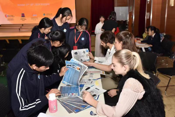 学生成“卖家” 第三届亚洲国际商务模拟公司展览会在沪举办