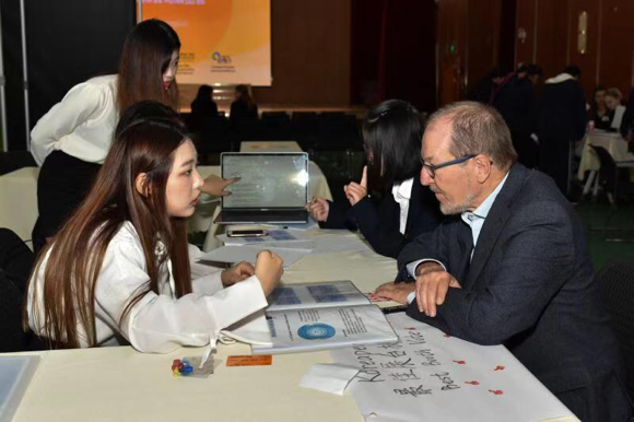 学生成“卖家” 第三届亚洲国际商务模拟公司展览会在沪举办