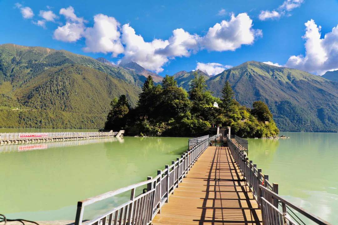 巴松措景区：旅游促就业，畅想新生活