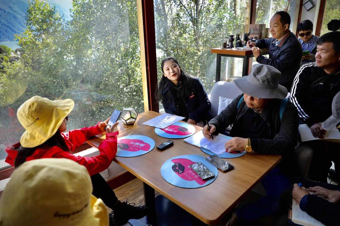 巴松措景区：旅游促就业，畅想新生活