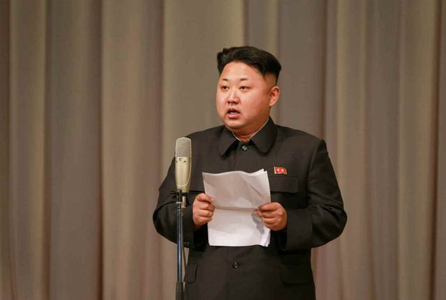 金正恩携妻看演出 称赞军人家属奉献精神