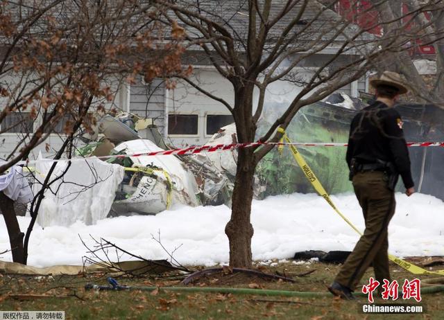 美國一架小型客機墜毀 衝入民宅