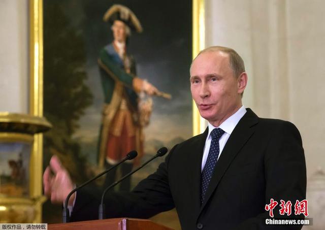 俄羅斯總統普京訪問教堂親手點燃蠟燭