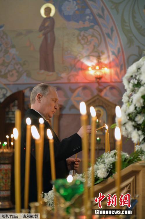 俄羅斯總統普京訪問教堂親手點燃蠟燭