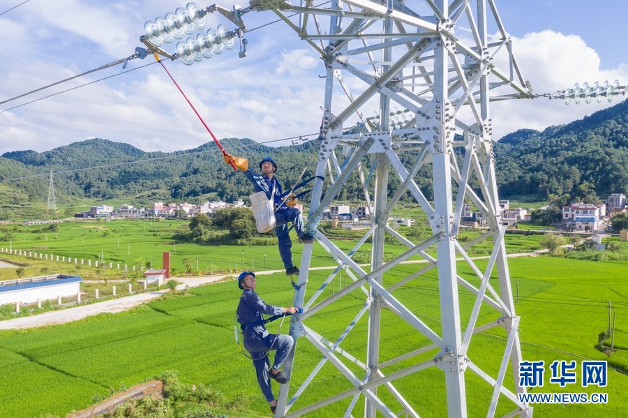 烈日下的高空“舞者”