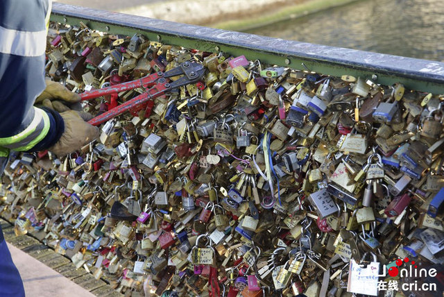 巴黎藝術大橋不堪重負 法國政府移除“愛情鎖”