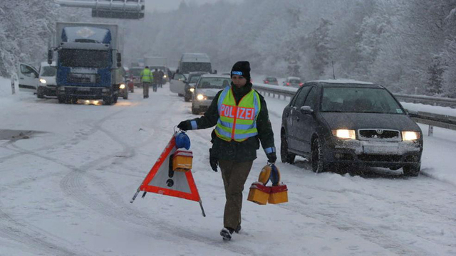 德国全境普降大雪 路面湿滑致事故频发