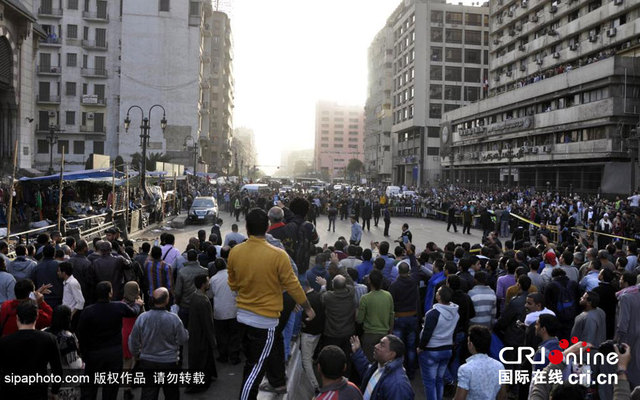 埃及闹市区惊现炸弹 民众纷纷围观拆弹