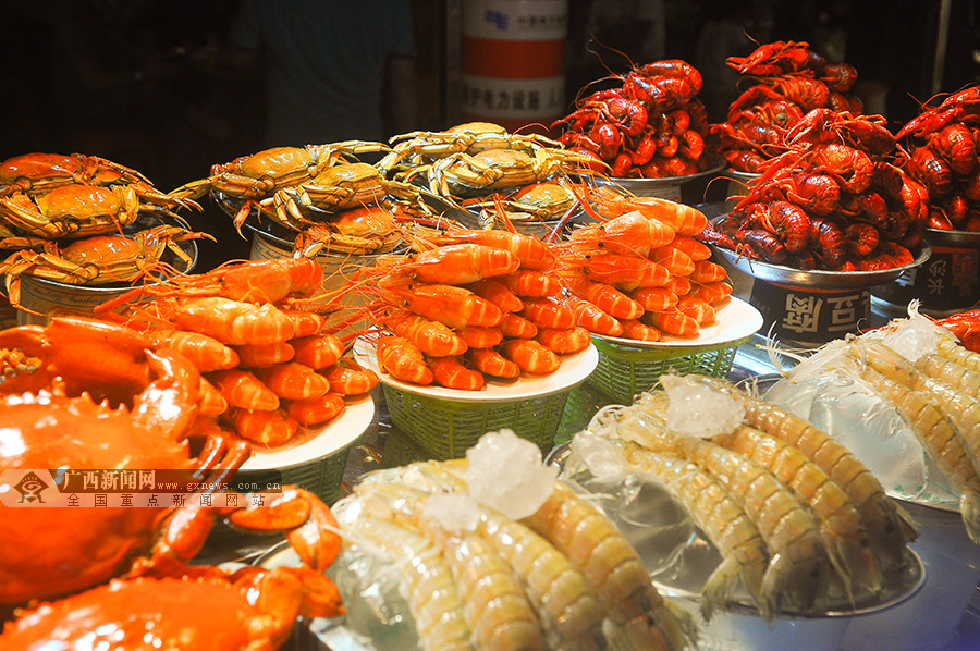 真香！实探南宁夜市美食街 品尝舌尖上的美味(图)