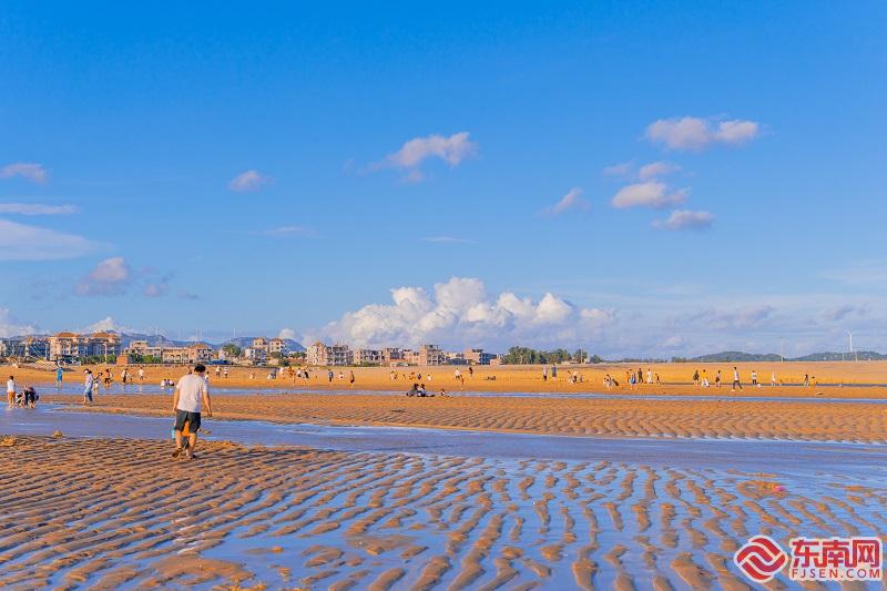 莆田平海嵌頭黃金沙灘：海邊風光美 休閒好去處