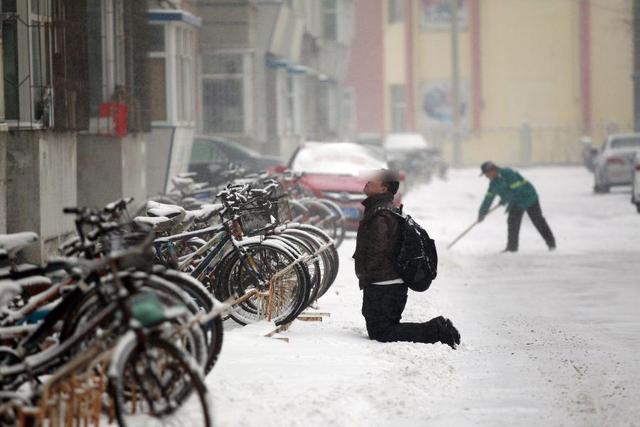 长春痴情男雪地跪俩小时求见女友