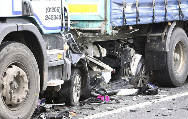 英國公路上一大卡車碾碎小轎車 車主幸運逃生
