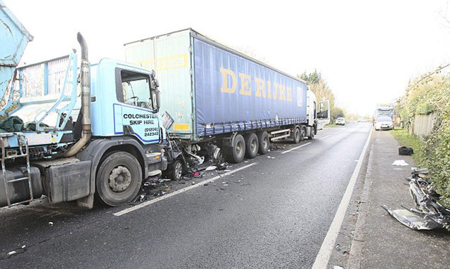 英國公路上一大卡車碾碎小轎車 車主幸運逃生