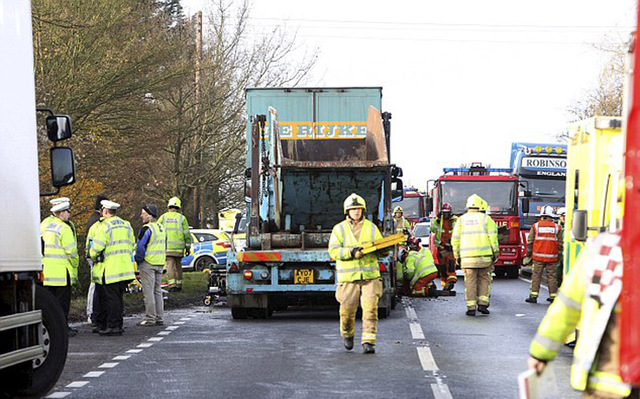 英國公路上一大卡車碾碎小轎車 車主幸運逃生