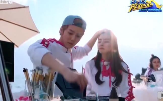 热巴发与鹿晗甜蜜镜头称被盗号 网友:被盗还能秒删呢？