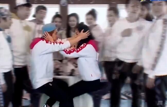 热巴发与鹿晗甜蜜镜头称被盗号 网友:被盗还能秒删呢？