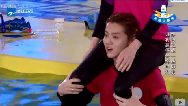 热巴发与鹿晗甜蜜镜头称被盗号 网友:被盗还能秒删呢？