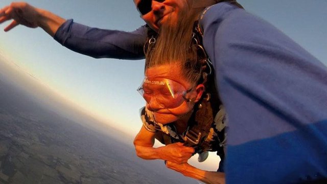 中国81岁老太澳洲玩高空跳伞惊呆游客