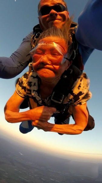 中国81岁老太澳洲玩高空跳伞惊呆游客