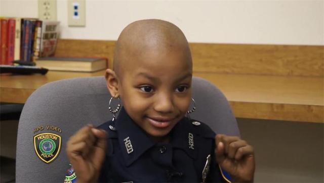 美6岁患癌女孩梦想当警察 警局送其全套装备