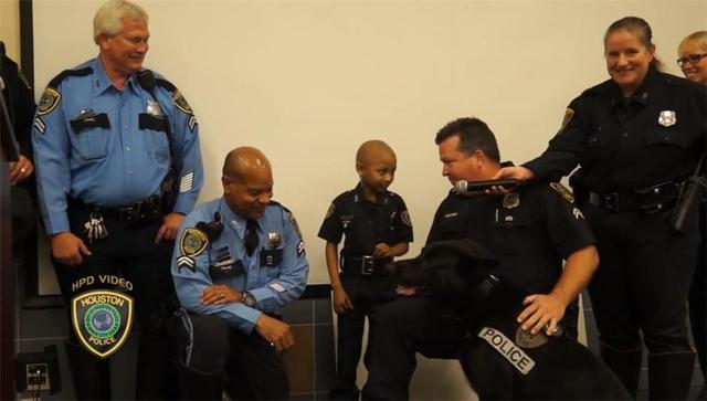 美6岁患癌女孩梦想当警察 警局送其全套装备