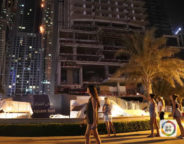 迪拜摩天楼两年半内二度失火 超过40层被火焰包围