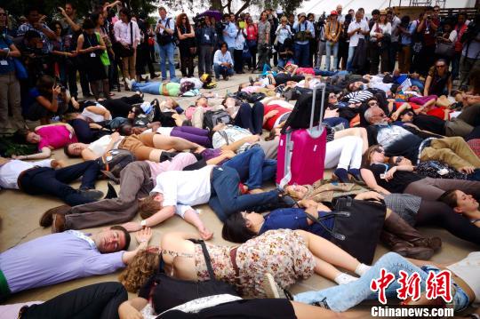 利马气候大会最后一天 环保人士场内集体躺地抗议