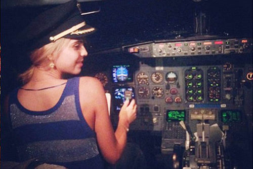 墨西哥飛行員因讓女歌手操縱民航客機被開除