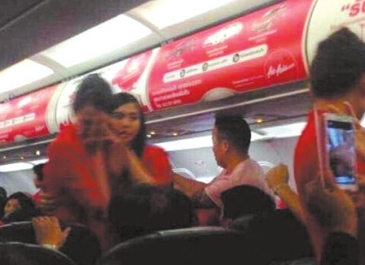 中国乘客大闹亚航航班：向空姐买水后索要发票