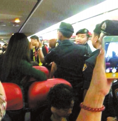 中国乘客大闹亚航航班：向空姐买水后索要发票