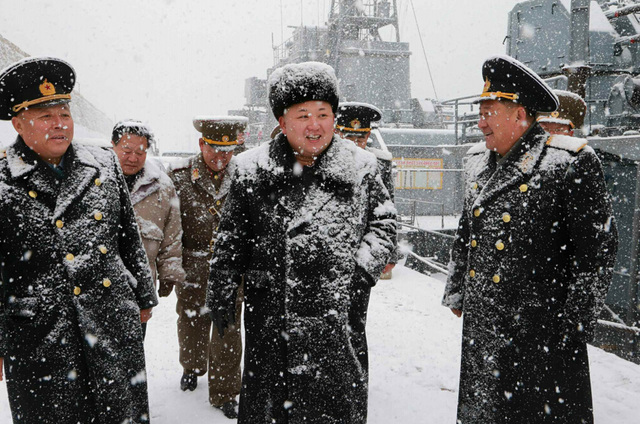 金正恩冒雪视察潜艇部队 身上被大雪覆盖
