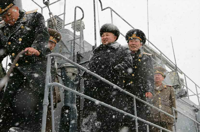 金正恩冒雪视察潜艇部队 身上被大雪覆盖