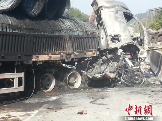 粵贛高速河源和平路段6車相撞著火 已致12死3傷