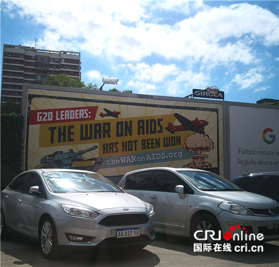 圖片默認標題_fororder_布宜諾斯艾利斯街頭的G20宣傳海報 攝影：關娟娟