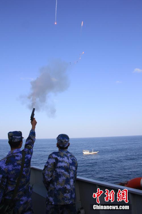 中國海軍長白山艦成功驅離疑似海盜小艇