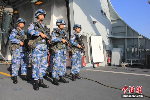 中國海軍長白山艦成功驅離疑似海盜小艇