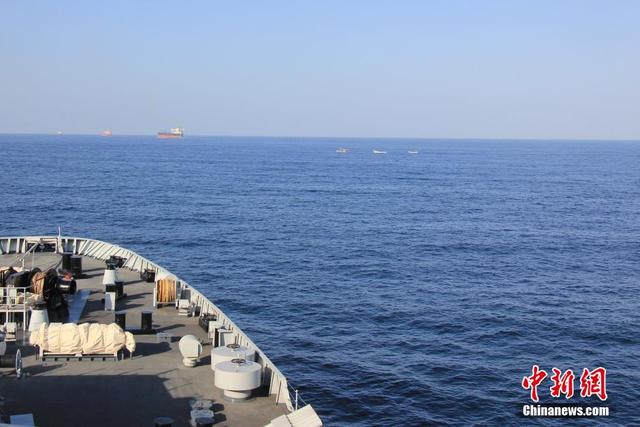 中國海軍長白山艦成功驅離疑似海盜小艇