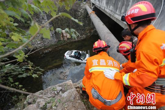 轿车坠入5米高路边水塘 车内两男子生还