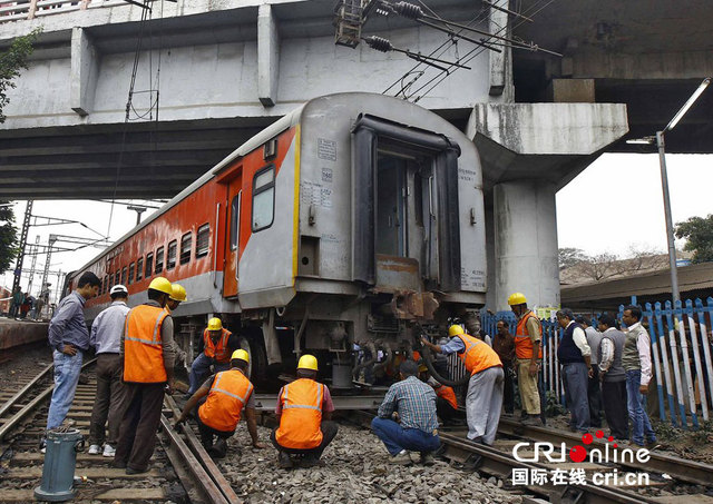 印度加尔各答一火车发生脱轨事故