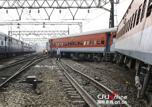 印度加尔各答一火车发生脱轨事故